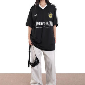 T-shirt unisexe décontracté à manches courtes en jersey à col en V et trois bandes, style vintage, pour couple, idéal pour le sport et le streetwear estival - Product Image 3