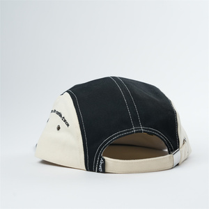 5-Panel-Hüte aus Baumwolle mit flachem Schirm und unterschiedlichen Farbtönen, 5-Panel-Camp-Caps mit gesticktem Logo - Product Image 4