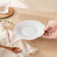 Piring Datar Bentuk Bunga Berlapis Kaca dari Porselen Putih Murni untuk Penggunaan di Rumah dan Restoran, Aman untuk Microwave, Desain Minimalis Modern.