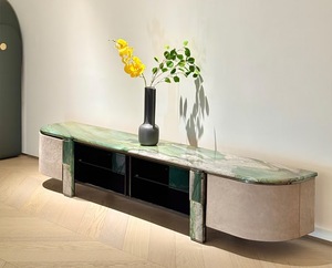 Console TV en marbre veiné de luxe moderne sur mesure GOLDKING, portes matelassées beige, piliers verts, style Art Déco, panneau CNC pour salon - Product Image 1