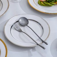 Assiette en céramique blanche personnalisée avec logo pour restaurant, 6/8/10 pouces, bord doré, assiette en porcelaine ronde, assiettes de présentation pour la décoration de mariage et de fête