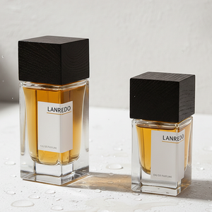 Flacone <span class=keywords><strong>di</strong></span> Profumo <span class=keywords><strong>in</strong></span> Vetro Vuoto Personalizzato Quadrato Altamente Trasparente da 30ml 50ml 100ml con Tappo <span class=keywords><strong>in</strong></span> Legno - Product Image 1