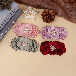 Corsage de Flores de Tela de 8.5 cm, Satinado, Hecho a Mano, con Centro de Perlas, para Ropa, Zapatos, Joyería y Accesorios - Product Image 3