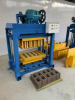 Usine de fabrication de briques en béton mobile complète, machine automatique de formage par vibration avec plateau et chariot