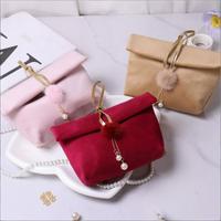 Élégante pochette en velours pour mini bonbons avec pompon en perles et boule moelleuse, petit sac de rangement élégant pour cadeaux de fête, bijoux, emballage cadeau