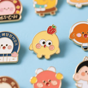 Fournisseur en gros d'épingles, broches en métal, épingles de chapeau en émail personnalisées, badges personnalisés, épingles en émail personnalisées, épingles en émail personnalisées avec des paillettes et des perles, style dessin animé et anime - Product Image 3