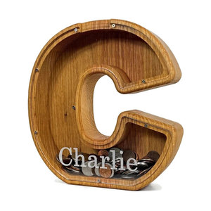 Salvadanaio in Legno Ecologico con Lettere Inglesi Personalizzate, Stampa Serigrafica e Colore Naturale del Legno - Product Image 4