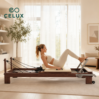 Machine de Pilates Reformer professionnelle haut de gamme en cuir microfibre et bois de noyer foncé avec ressorts allemands pour le renforcement musculaire