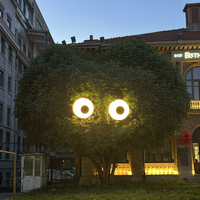 Lampes paysagères à grands faisceaux lumineux, lumières d'arbre extérieures illuminées, décorations publicitaires dynamiques rotatives, installations interactives