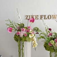 Décoration de mariage personnalisée : Panneau d'entrée, fleurs artificielles d'hortensia, coussins décoratifs verts, arrangement floral bordeaux et rose