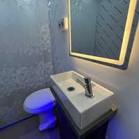 Remorque de salle de bain à double entrée avec structure en acier galvanisé à chaud, revêtement de sol antidérapant et rideau de douche à effet pluie pour équipe de construction