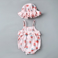 Zomerse katoenen babykledingset met aardbeiprint: mouwloos rompertje, broekje met schouderbandjes, effen babybody en mutsje