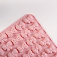 Schattige strikvormige, milieuvriendelijke, hittebestendige, antiaanbak, niet-toxische siliconen mal voor het bakken van kleurrijk ijs, snoep, cake, ovenbestendig