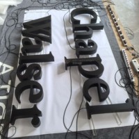 Letras Iluminadas con Halo, Recubiertas de Acero Inoxidable Negro Mate, Pintadas con Spray de 75 mm de Grosor, Alta Calificación, Letrero Personalizado, Directo de Fábrica