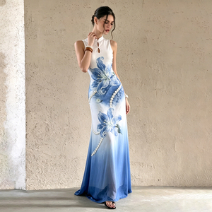 Vestido Cheongsam Vintage Neo-Chino para Mujer – Qipao Transparente de Malla con Estampado de Lirios en Degradado Azul Glaciar - Product Image 4