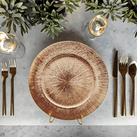 Assiette de présentation élégante en plastique doré brillant à motif végétal de 13 pouces pour la décoration de mariages et de dîners de luxe