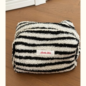 Trousse de toilette haut de gamme étiquette lavable coton doux remplissage pochette d'hiver multi-rayures laine d'agneau sac cosmétique de qualité supérieure - Product Image 4