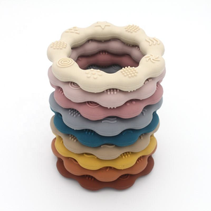 Nouveaux anneaux <span class=keywords><strong>de</strong></span> <span class=keywords><strong>dentition</strong></span> en <span class=keywords><strong>silicone</strong></span> pour bébé, jouet souple sans BPA pour 0-4 ans, couleurs personnalisables - Product Image 1
