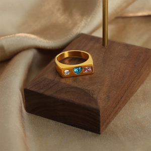 Estilo <span class=keywords><strong>de</strong></span> moda Anillo <span class=keywords><strong>de</strong></span> acero <span class=keywords><strong>de</strong></span> titanio Banda plateada <span class=keywords><strong>de</strong></span> alta calidad Característica <span class=keywords><strong>de</strong></span> luz Hipoalergénico <span class=keywords><strong>Precio</strong></span> bajo Joyería al por mayor - Product Image 2