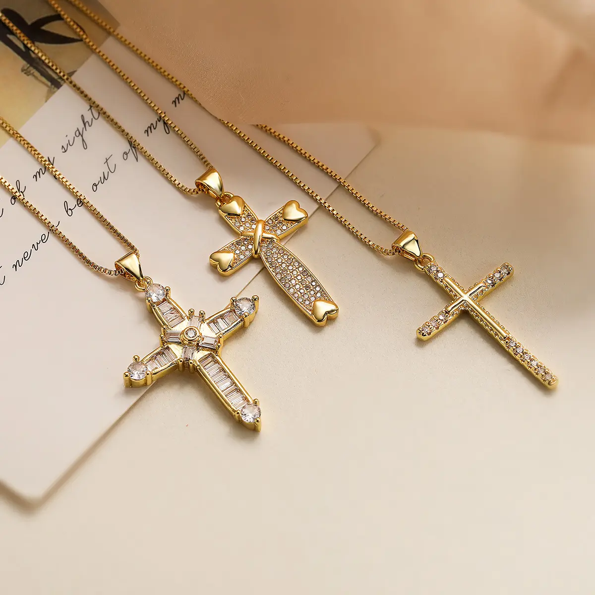 ZF 2024 New Arrival Zircon Cross Pendant Necklace 18k Gold Plated Figaro Chain Necklace