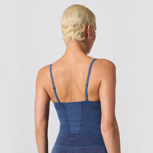 Top da yoga scollato a costine lungo in denim <span class=keywords><strong>con</strong></span> reggiseno integrato, <span class=keywords><strong>spalline</strong></span> <span class=keywords><strong>sottili</strong></span> regolabili e taglio sagomato per donna - Product Image 2
