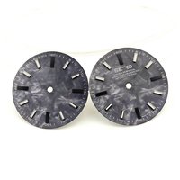 Impression de logo sur mesure sur disque de montre avec texture carbone, cadran de montre avec luminescence verte dans le noir pour montre.