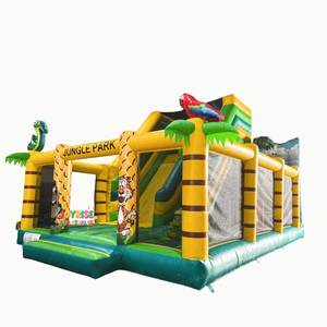 Parc de jeux gonflable sur le thème de la jungle avec château gonflable, toboggan et animaux - Product Image 1