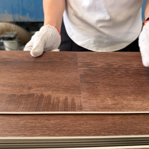 Planchers SPC populaires, 5,5 mm d'épaisseur, aspect bois, lames biseautées, installation facile en DIY pour salon, hôtel - Product Image 6