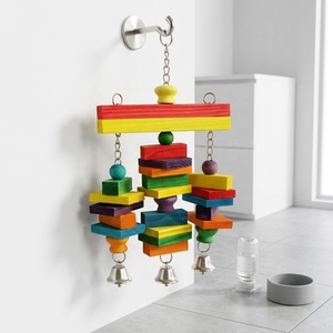 Juguete de madera para loros con colorante comestible no tóxico, cadena de acero inoxidable, tres campanas metálicas, fácil de limpiar. - Product Image 1