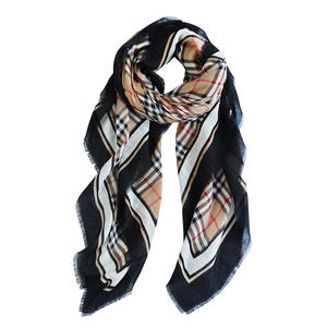 Vente en gros 2023 nouvelle arrivée carré en coton 130x130cm grandes femmes célèbre marque de styliste châles dames châles avec pompon - Product Image 5