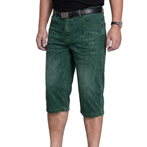 Shorts en jean bleu classique pour homme, longueur genou, coupe décontractée et confortable pour l'été - Product Image 1