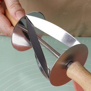 Vente chaude Croissant Rouleau Couteau En Acier Inoxydable Croissant Cutter et Pâte Trancheuse Petit Outil En Métal Cross-Border Hit - Product Image 4