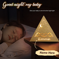 Panneau lumineux en bois LED triangulaire petite veilleuse décoration de chevet nom personnalisé pour les Souvenirs pour enfants