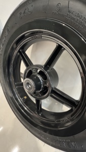 Juego <span class=keywords><strong>de</strong></span> Ruedas Supermoto <span class=keywords><strong>de</strong></span> 12 Pulgadas para Sur-Ron Ultra Bee, Kit <span class=keywords><strong>de</strong></span> Mejora <span class=keywords><strong>de</strong></span> Carreras con Buje CNC Billet y Neumáticos Compatibles con Yozma Tuttio - Product Image 5