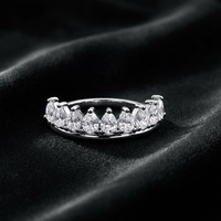 Bague Couronne Goutte d'Eau de Luxe Légère en Argent Sterling S925 Plaqué Or avec Rangée de Diamants de Laboratoire Couleur D pour Femme