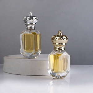 Flacon pulvérisateur carré en verre avec bouchon en forme de couronne plaqué or et argent irrégulièrement décoré, flacon vintage pour parfum bois de santal - Product Image 1
