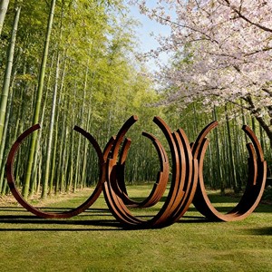 Sculpture géométrique moderne en acier Corten à poutres croisées pour repère municipal et art public commercial - Product Image 3