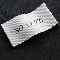 Étiquette de cou en polyester imprimée de logo en feuille d'or personnalisée pour vêtements en forme de rouleau avec bord découpé au laser Prix personnalisé