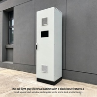 Boîtier de distribution industriel sur pied IP55 avec ventilateur de refroidissement, armoire métallique personnalisée RAL7035 gris clair, poignée verticale avec verrou