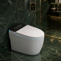 WC intelligent monobloc moderne avec bidet intégré, chasse d'eau automatique par capteur, cuvette chauffante et commande à distance