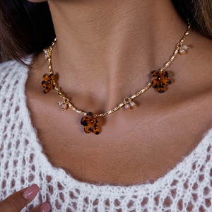 Collana con Ciondolo a Forma di Fiore con Stampa Leopardata in Resina, Placcata in Oro, Stile Dolce e Audace, Impermeabile, Catena Choker, Gioielli da Donna - Product Image 1