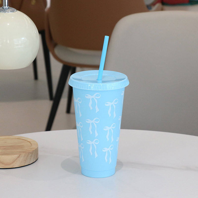 Tasse bleue avec nœud blanc