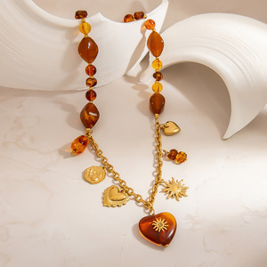 Collar de Cuentas de Resina Ámbar con Forma de Corazón, Cadena de Clavícula Chapada en Oro de 18K, Joyería de Moda Otoño Invierno - Product Image 4