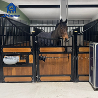 Façades de box à chevaux robustes et personnalisées, avec remplissage en bambou, cadres en acier thermolaqué