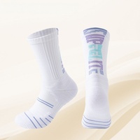 Chaussettes de basket-ball pour hommes à lettres dégradées, chaussettes pratiques et élégantes, chaussettes hautes à fond en éponge, chaussettes de sport américaines tendance
