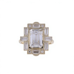 Bague de fiançailles vintage Art Déco en or avec diamant de laboratoire taille émeraude, halo de baguettes et bordure milgrain, bijou géométrique pour femme - Product Image 1