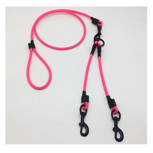 Durable Strong Three <span class=keywords><strong>Dog</strong></span> <span class=keywords><strong>Coupler</strong></span> <span class=keywords><strong>Triple</strong></span> Plastic PVC Coated Rope <span class=keywords><strong>Dog</strong></span> <span class=keywords><strong>Leash</strong></span> Clips de metal Tamaño pequeño Patrón sólido Hecho Poliéster - Product Image 3