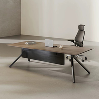 Bureau de direction moderne et minimaliste de luxe, poste de travail individuel, construction en bois, pieds chromés polis pour usage commercial