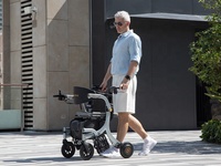 Déambulateur électrique avec siège, dispositif d'assistance à la marche léger