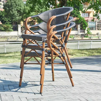 Tables et chaises d'extérieur empilables, modernes, personnalisées, résistantes à l'eau et au soleil, pour jardin/bar/café commercial